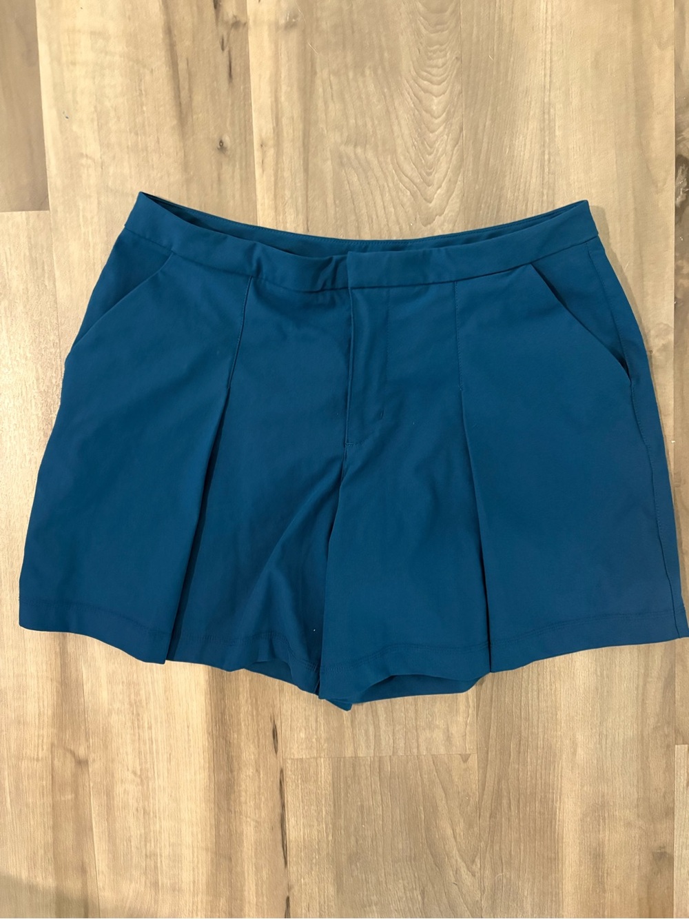 lululemon athletica Teal Pleated Women's Shorts size 10